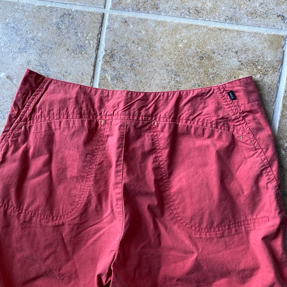 REI - Woman’s dark pink Bermuda hi king shorts, Size: 8 - Picture 4 of 6